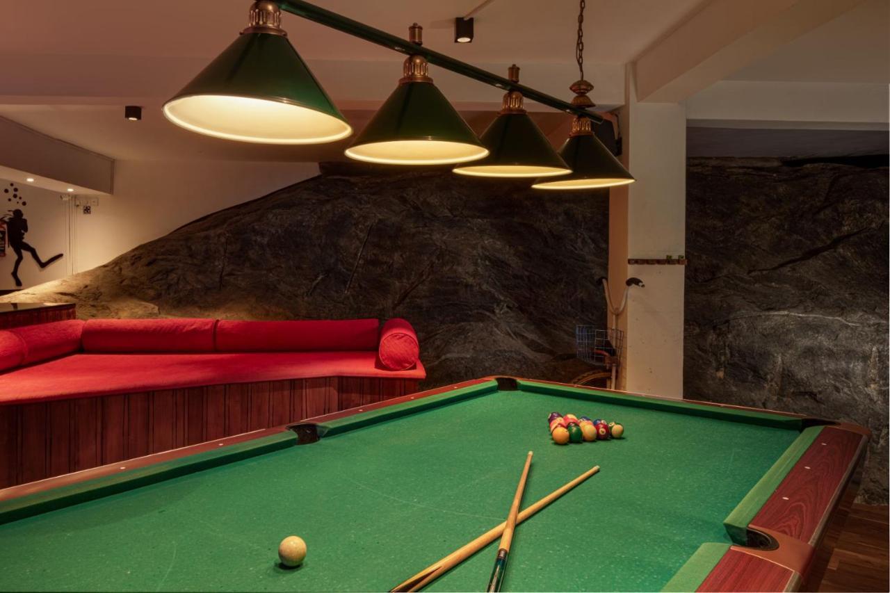 Earl'S Regency Hotel Канди Экстерьер фото