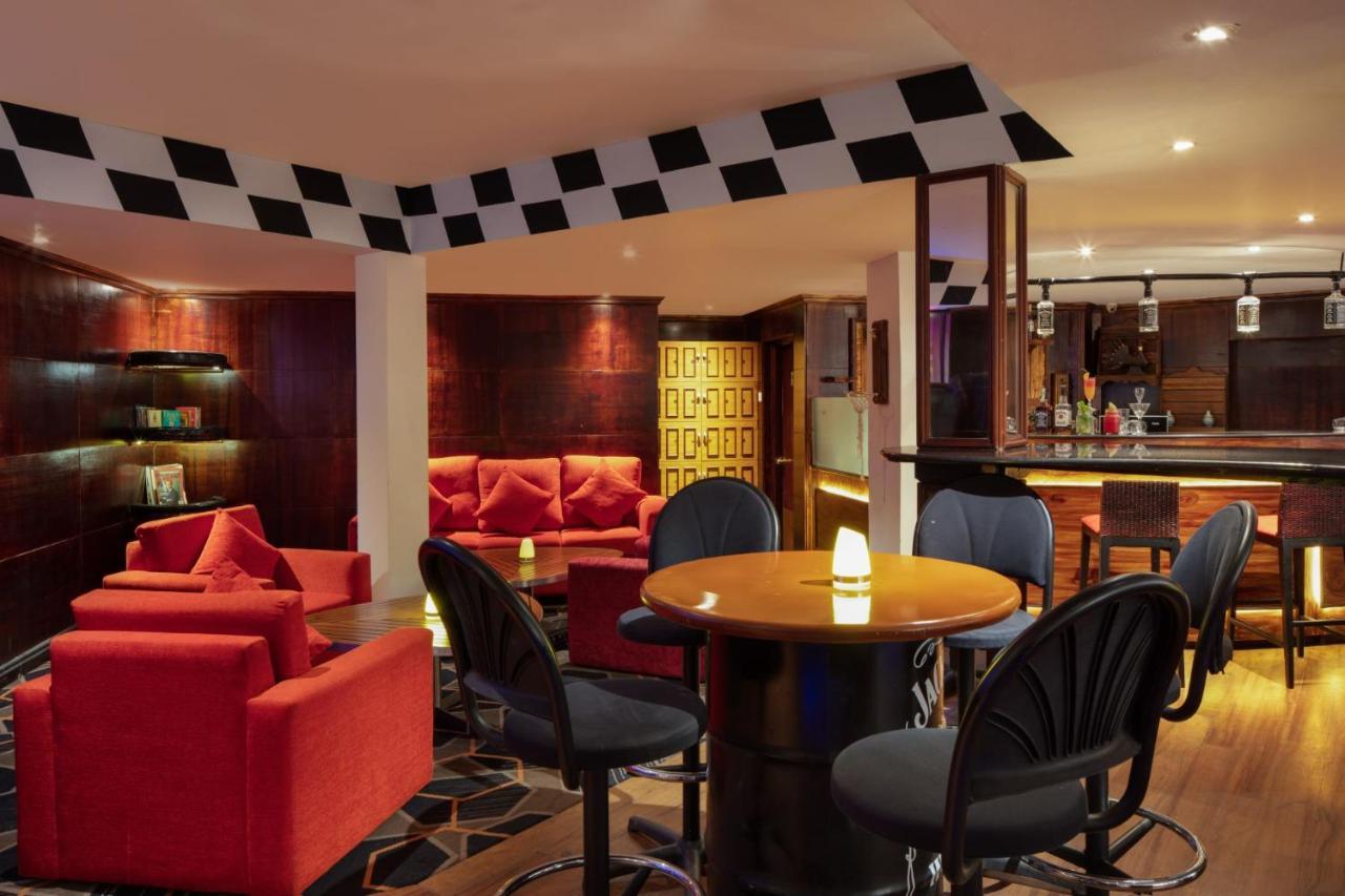 Earl'S Regency Hotel Канди Экстерьер фото