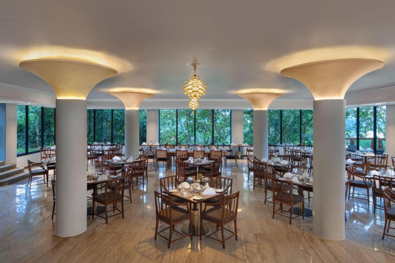 Earl'S Regency Hotel Канди Экстерьер фото